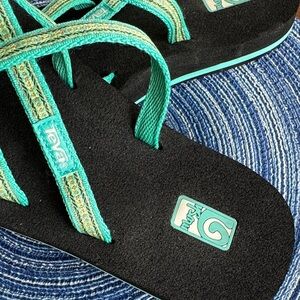 Teva Mush Women's Black and Green Sandals size 7 worn once!
